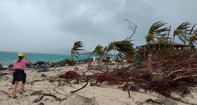 Развалины дома миллиардера Ричарда Брэнсона после урагана «Ирма» (9 фото + видео)