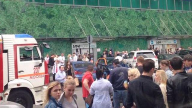 В Москве эвакуированы три вокзала, три торговых центра и ВУЗ из-за угрозы взрывов (9 фото + видео)