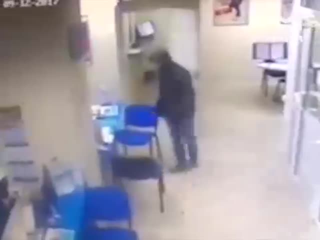 В Самаре грабитель банка дважды выстрелил в живот пожилому охраннику