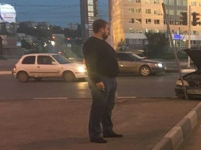 В Новосибирске автомобилист намеренно таранит машины нарушителей ПДД (4 фото)