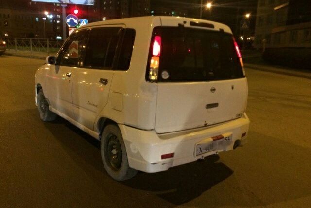 В Новосибирске автомобилист намеренно таранит машины нарушителей ПДД (4 фото)