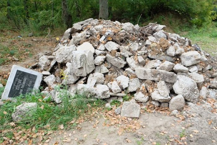 В Тульской области власти решили выровнять дорогу с помощью надгробных плит (9 фото)