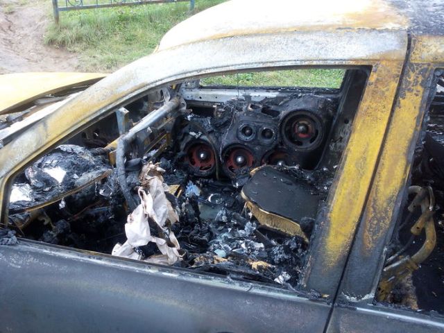 Соседи сожгли автомобиль любителя громкой музыки (3 фото)