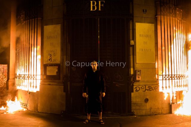 Российский художник-акционист Петр Павленский поджог Банк Франции (3 фото)