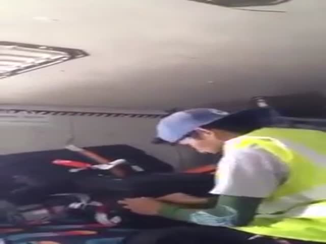 Таиландский грузчик обыскивает багаж пассажиров