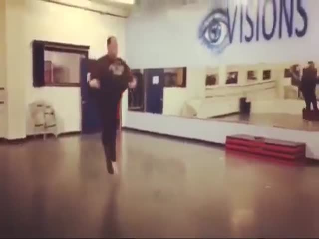 Тучный танцор демонстрирует свои способности