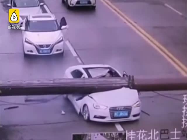 В Китае башенный кран рухнул на автомобиль