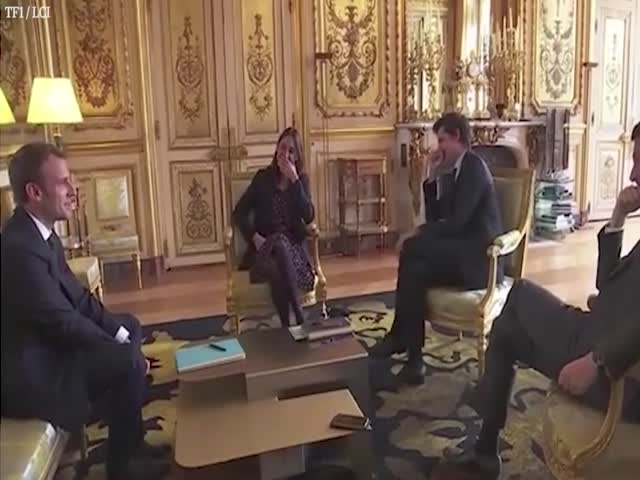 Собака президента Франции Эмманюэля Макрона справила нужду во время встречи хозяина с журналистами