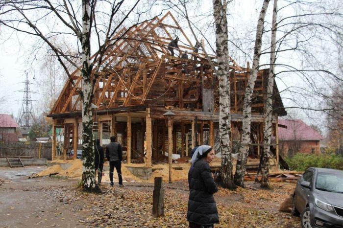 В Перми сносят незаконно построенные цыганское дома (5 фото + видео)