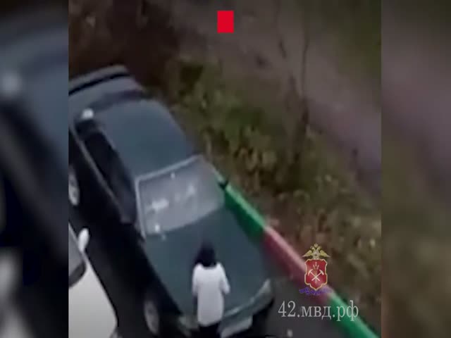 Женщина расправилась с машиной бывшего мужа при помощи сковороды