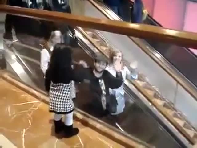 Девочка приветствует людей на эскалаторе