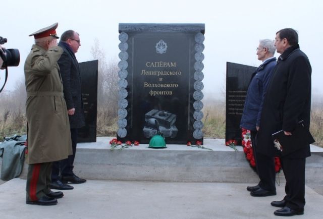В Ленинградской области установили памятник саперам с орфографической ошибкой (2 фото)
