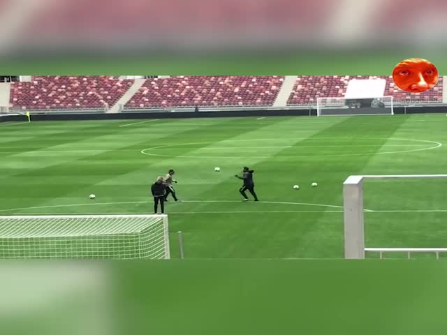 Кака и Хаби Алонсо тестируют официальный мяч ЧМ-2018 Adidas Telstar 18