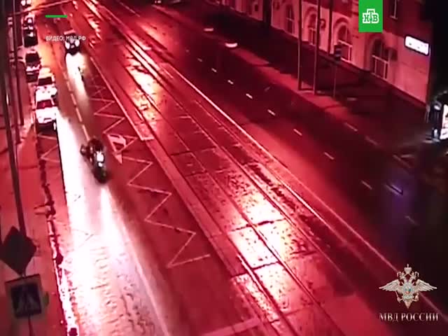Грабители протащили девушку по асфальту за мотоциклом
