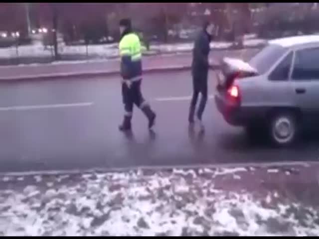 Полицейские начали душить гражданина, сделавшего им замечание за неправильную парковку