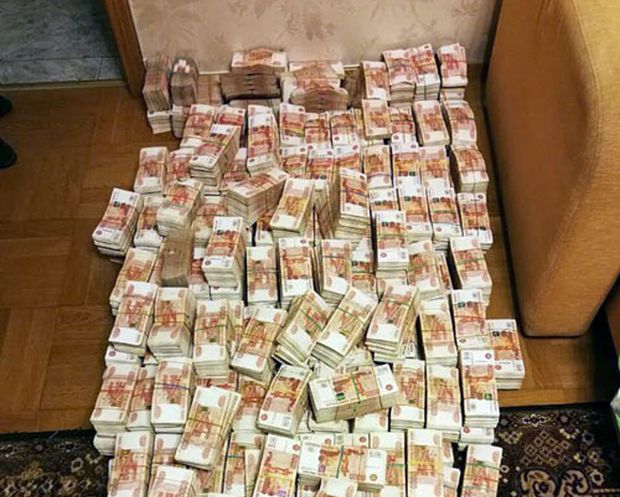 При обыске питерской квартиры полицейские обнаружили 605 млн рублей в старом диване (2 фото + видео)