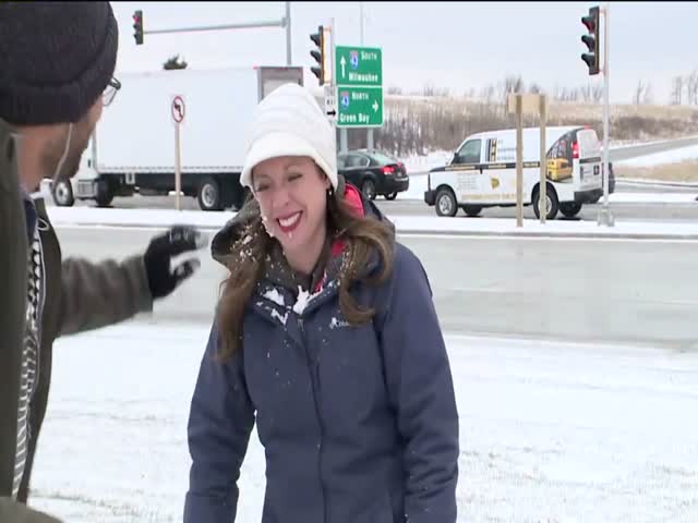 Ведущая получила снежком в лицо за несколько секунд до эфира