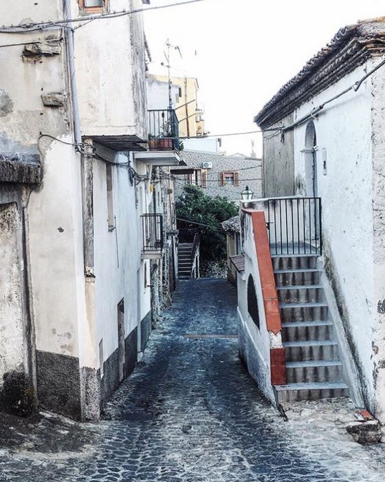 В итальянском городе Круколи раздают старые двухэтажные дома (14 фото)