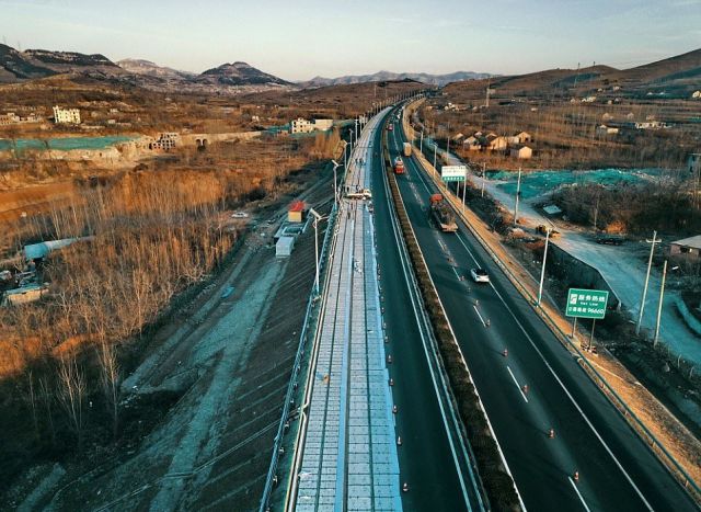 В Китае построили дорогу из солнечных батарей (6 фото)