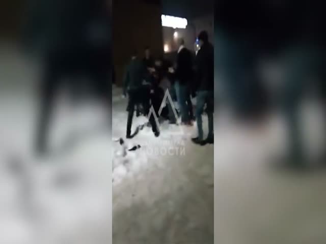 Полицейские не спешили разнимать дерущихся у клуба в Димитровграде