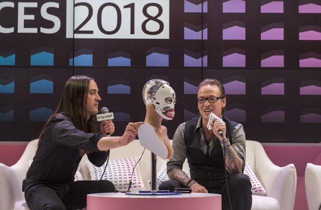 На выставке CES 2018 представили модульного секс-робота (4 фото + видео)