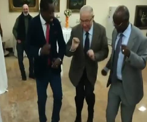 Петросян танцует с темнокожими мужчинами