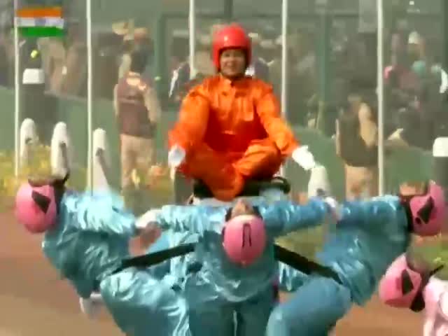 Чудеса акробатики на индийском параде в честь Дня Республики