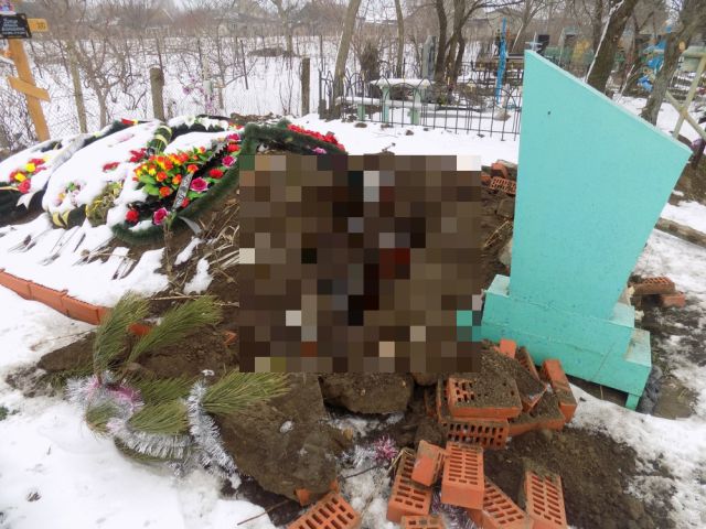 В Одесской области вандалы разрыли склеп, чтобы отдохнуть в нем (2 фото)
