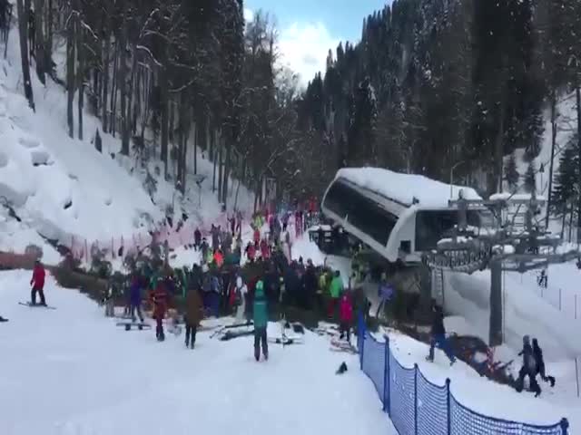 Двенадцатиметровая ель упала на сноубордистку на южном склоне Розы Хутор в Сочи