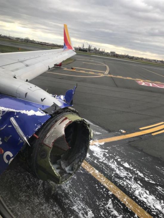 У пассажирского самолета на высоте 10 тысяч метров взорвался двигатель (5 фото + видео)