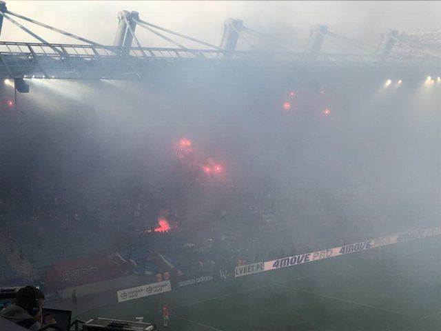 Польские футбольные фанаты случайно сожгли плакат «Мы никогда не сгорим» (4 фото + видео)