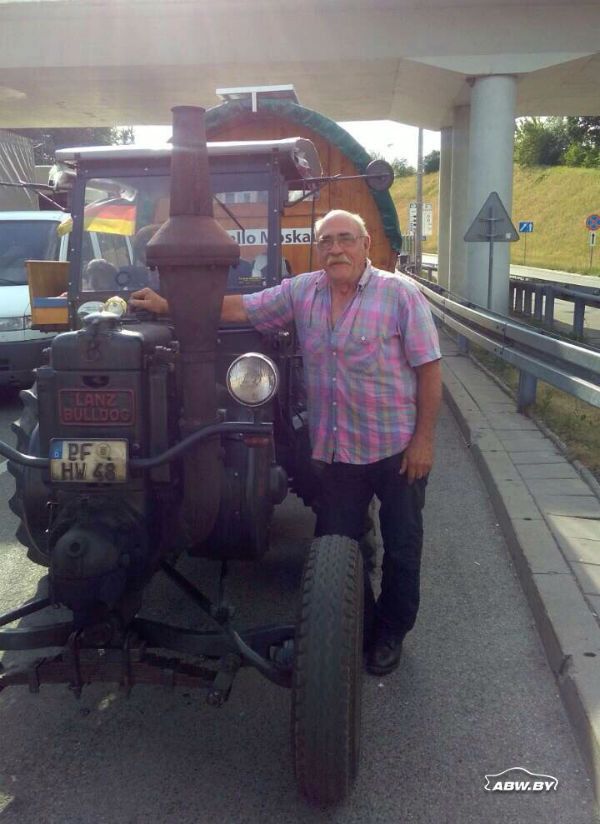 Немец едет на ЧМ-2018 на тракторе (6 фото)