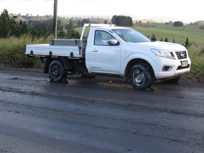 Более 50 автомобилей пострадали из-за расплавившегося асфальта в Австралии (9 фото)