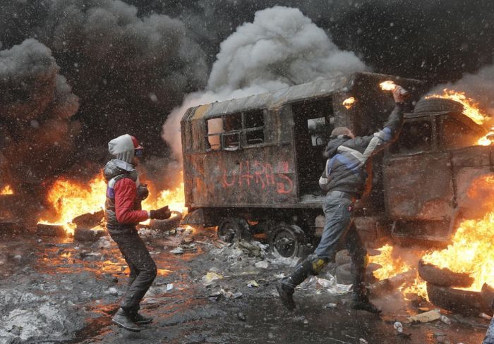 Евромайдан 2014 как фильм или как компьютерная игра (30 фото + гифка) Евромайдан 2014 как фильм или как компьютерная игра (30 фото + гифка)