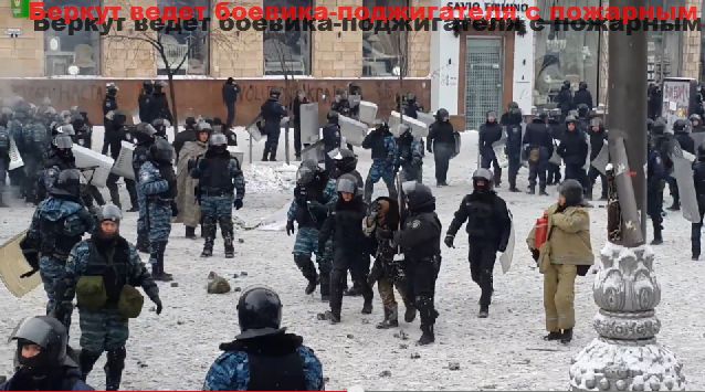 Беркут спас Михаила Гавриляку от самосожжения (2 фото + 2 видео) Беркут спас Михаила Гавриляку от самосожжения (2 фото + 2 видео)