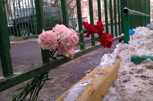 Ученик 11-го класса захватил заложников в московской школе (8 фото) Ученик 11-го класса захватил заложников в московской школе (8 фото)