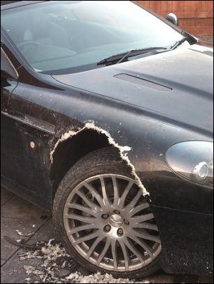 Собака погрызла дорогостоящий Aston Martin (5 фото) Собака погрызла дорогостоящий Aston Martin (5 фото)