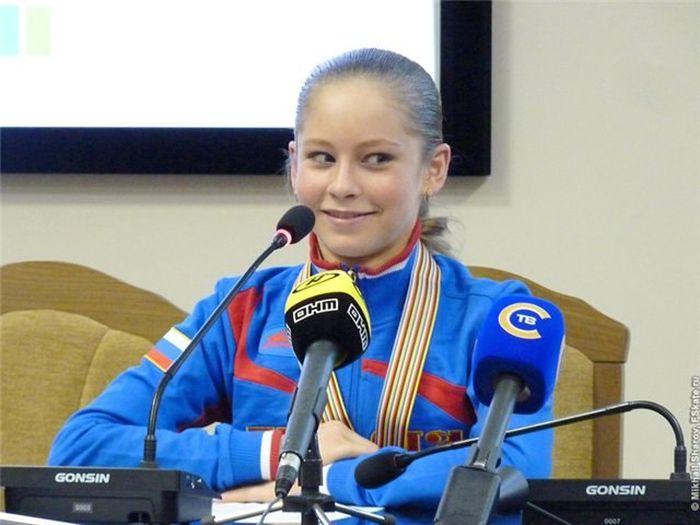 Юлия Липницкая - самая юная чемпионка в истории зимних Олимпийских игр (11 фото) Юлия Липницкая - самая юная чемпионка в истории зимних Олимпийских игр (11 фото)