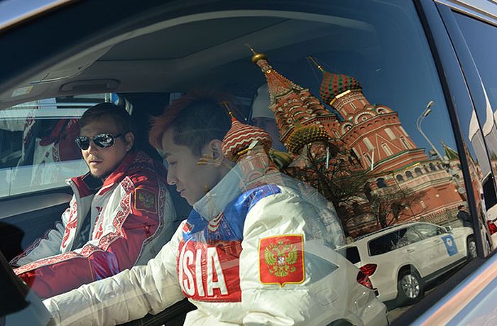 Олимпийским спортсменам сборной России подарили автомобили Мерседес (9 фото) Олимпийским спортсменам сборной России подарили автомобили Мерседес (9 фото)