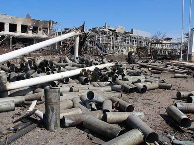 Аэропорт Луганска превратился в руины (18 фото) Аэропорт Луганска превратился в руины (18 фото)