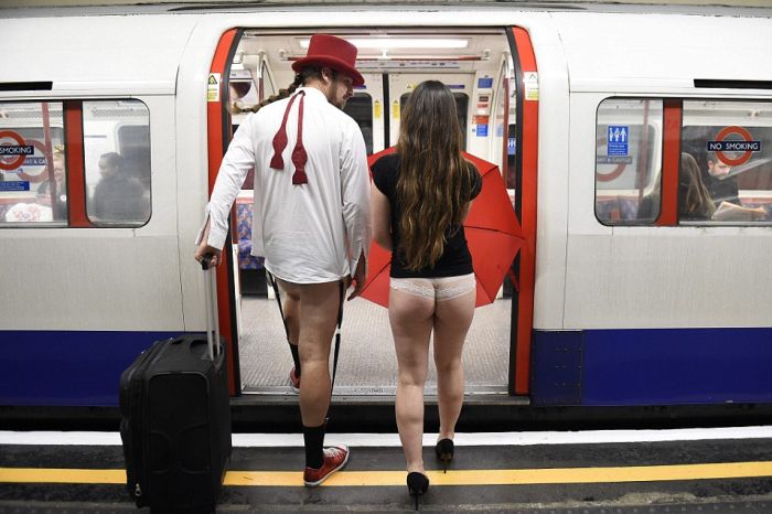Как прошел флешмоб «В метро без штанов-2016» (No Pants Subway Ride) (24 фото) Как прошел флешмоб «В метро без штанов-2016» (No Pants Subway Ride) (24 фото)