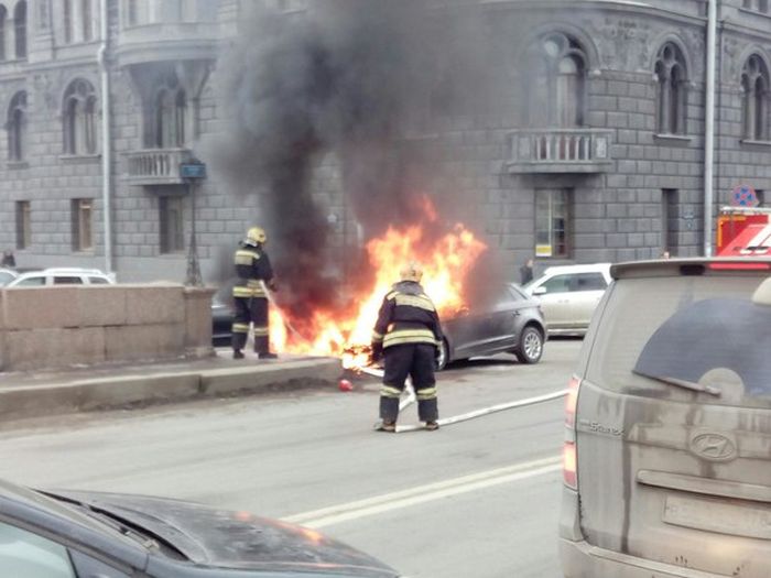 В Санкт-Петербурге у Мариинского театра сгорела BMW жены Сергея Шнурова (8 фото + 2 видео)