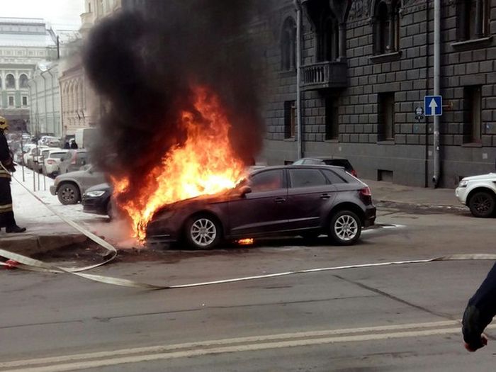 В Санкт-Петербурге у Мариинского театра сгорела BMW жены Сергея Шнурова (8 фото + 2 видео) В Санкт-Петербурге у Мариинского театра сгорела BMW жены Сергея Шнурова (8 фото + 2 видео)