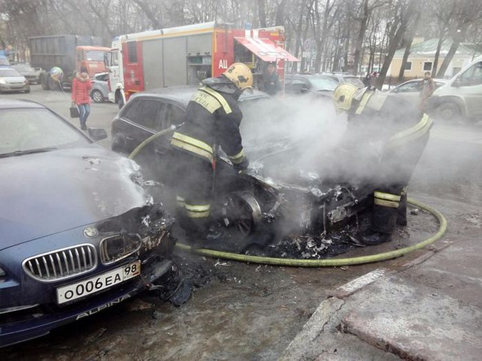 В Санкт-Петербурге у Мариинского театра сгорела BMW жены Сергея Шнурова (8 фото + 2 видео) В Санкт-Петербурге у Мариинского театра сгорела BMW жены Сергея Шнурова (8 фото + 2 видео)