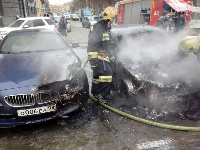 В Санкт-Петербурге у Мариинского театра сгорела BMW жены Сергея Шнурова (8 фото + 2 видео) В Санкт-Петербурге у Мариинского театра сгорела BMW жены Сергея Шнурова (8 фото + 2 видео)