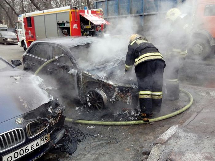 В Санкт-Петербурге у Мариинского театра сгорела BMW жены Сергея Шнурова (8 фото + 2 видео) В Санкт-Петербурге у Мариинского театра сгорела BMW жены Сергея Шнурова (8 фото + 2 видео)