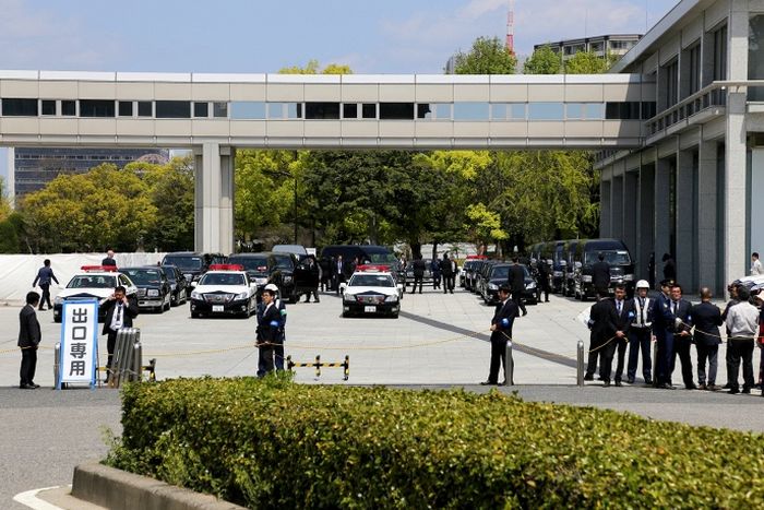 Госсекретарь США Джон Керри посетил парк Мира в Хиросиме (10 фото) Госсекретарь США Джон Керри посетил парк Мира в Хиросиме (10 фото)