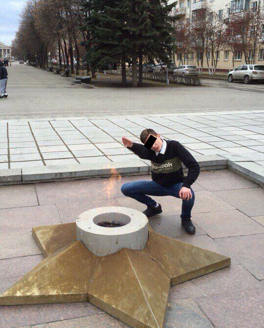 В Кемеровской области ищут подростка, сфотографировавшегося у Вечного огня с нацистским приветствием (фото) В Кемеровской области ищут подростка, сфотографировавшегося у Вечного огня с нацистским приветствием (фото)
