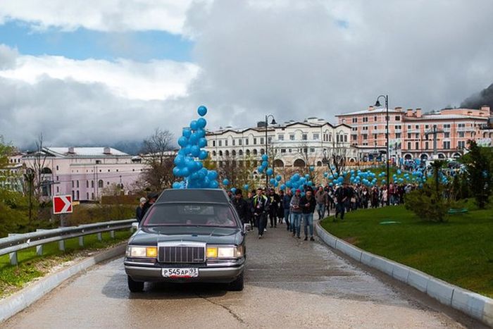 В Сочи устроили шикарные похороны салату «Цезарь» (6 фото)