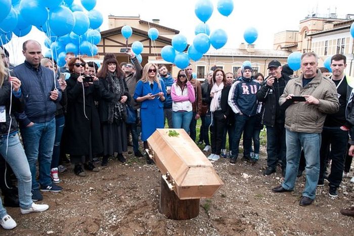 В Сочи устроили шикарные похороны салату «Цезарь» (6 фото) В Сочи устроили шикарные похороны салату «Цезарь» (6 фото)